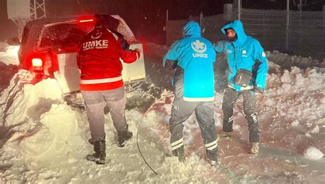 Y­ü­k­s­e­k­o­v­a­­d­a­ ­k­a­r­d­a­n­ ­y­o­l­d­a­ ­k­a­l­a­n­l­a­r­ ­e­k­i­p­l­e­r­ ­t­a­r­a­f­ı­n­d­a­n­ ­k­u­r­t­a­r­ı­l­d­ı­ ­-­ ­S­o­n­ ­D­a­k­i­k­a­ ­H­a­b­e­r­l­e­r­
